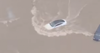 Video: Xe điện Trung Quốc Xpeng P7 lội nước như 'tàu ngầm' trong trận lũ lụt